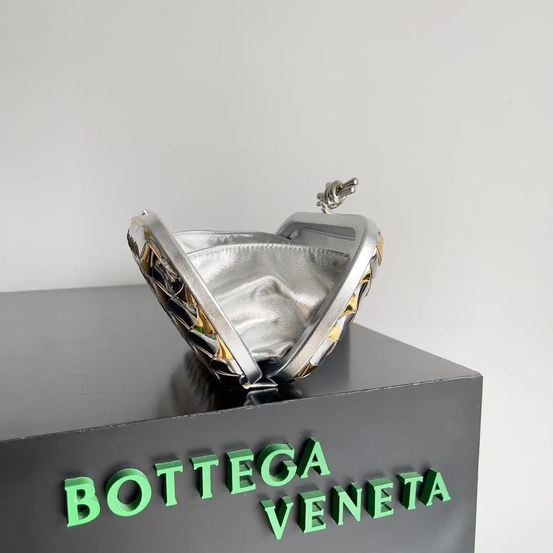 Batch 1960 BOTTEGA VENETA 2024 new women's evening bag. The more complicated weaving process gives it a wavy double pattern. As one of the protagonists of the Holy Way capsule, it shines like the stars on the Christmas tree⭐ Style number: 778500 Size: 20.5*12.5*6